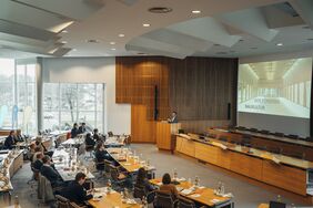 Bildunterschrift: Über 30 Teilnehmer*Innen aus den unterschiedlichsten Bereichen der Holz-Branche nahmen am Netzwerktreffen mit Workshop im Landratsamt Ostalbkreis teil.