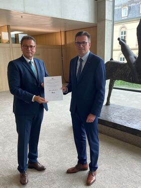 Dr. Joachim Bläse, Landrat des Ostalbkreises und Aufsichtsratsvorsitzender der WiRO, nahm den Förderbescheid am 22. Juni 2022 in Stuttgart vom Minister für Ernährung, Ländlichen Raum und Verbraucherschutz, Peter Hauk MdL entgegen.