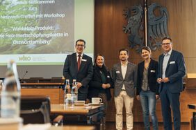 Bild: v.l.n.r.: Landrat Peter Polta, Nadine Kaiser (Geschäftsführerin WiRO), Jan Bulmer (MLR BaWü), Anja Pressler (Projektmitarbeiterin WiRO), Landrat Dr. Joachim Bläse