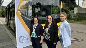 Der erste JOB-BUS Ostwürttemberg startet in Schwäbisch Gmünd; von links nach rechts: Christina Strobel, Projektleitung WiRO, Nadine Kaiser, Geschäftsführerin WiRO, Inga Adam, Wirtschaftsförderung Schwäbisch Gmünd