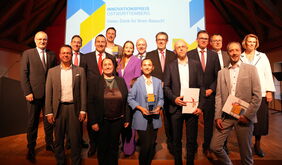 Die Akteure und Preisträger des Innovationspreises Ostwürttemberg 2024 (v.l.): Dieter Steck, Thomas Schöpplein, Dr. Tobias Schneider, Markus Frei, Nadine Kaiser, Julian Hauber, Moderatorin Cornelia Frey, Prof. Dr. Harald Riegel, Marina Friedländer, Landrat Peter Polta, Dr. Rüdiger Kesselmeier, Landrat Dr. Joachim Bläse, Thilo Rentschler, Prof. Dr. Christian Neusüß und Britta Fünfgeld
