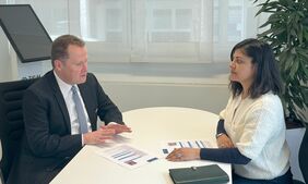 Dr. Rössler von der Handwerkskammer Ulm unterhält sich mit Aditi Banerjee, CEO und Mitgründerin der Agentur Magic Billion, über die Beschäftigungsbrücke.